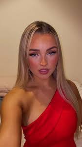 Donna Binns's Instagram, Twitter & Facebook