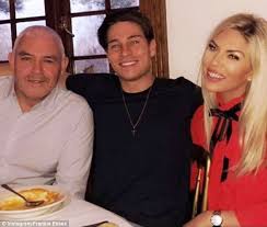 Having recently turned 30, essex revisits the tragedy of losing his mum at the age of 10 to suicide, and recruits the help of. Joey And Frankie Essex Pay Emotional Tributes To Their Late Mother To Mark Her Birthday Aktuelle Boulevard Nachrichten Und Fotogalerien Zu Stars Sternchen