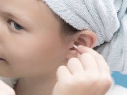 CERA NO OUVIDO (cerúmen): sintomas e tratamento