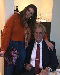 Studuju žurnalistiku #fsvuk, piju čaj, píšu trochu pro @hospodarky a trochu čt art, sem tam taky fotím, třeba prodejce np. Fotografie C 1 U Clanku Katerina Zemanova Se Po Dlouhe Dobe Ukazala Na Verejnosti A Vypada Takhle Stars24 Cz