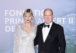 Nach großem aufruhr wegen ihres neuen looks spricht die frau von fürst. Furstin Charlene Von Monaco Zieht Alle Register