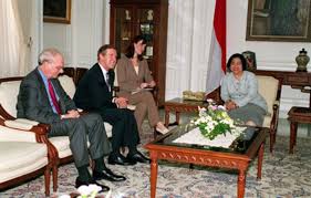 Kamis, 15 agustus 2019 | 06:45 wib. Indonesian Vice President Megawati Soekarnoputri Meets With Secretary Cohen And Ambassador Gelbard At The Vice Presidential Palace