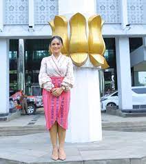 Gaya krisdayanti dengan tenunan adat. 9 Busana Etnik Tradisional Krisdayanti Saat Kerja