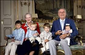 El primer retrato de familia real danesa encargado por margarita de dinamarca en más de 125 años ha el año pasado la casa real sueca fue protagonista de una polémica por un fotomontaje satírico. Escandalo En La Casa Real Danesa Por Las Criticas Del Principe Enrique