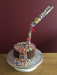 Anti Gravity Cake Mit Himbeerbuttercremefullung Gummibarchen Torte Smarties Kuchen Schwebekuchen