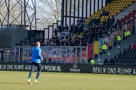 Sinds 2010 is dat een amerikaanse zeearend genaamd hertog ii, die voor het begin van elke thuiswedstrijd in het stadion gelredome rondvliegt. De Graafschap Fotoverslag De Graafschap Dominant Naar Zege Bij Go Ahead Eagles 0 4
