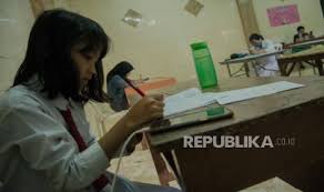 If you want to learn sekolah in english, you will find the translation here, along with other translations from malay to english. Banyak Sekolah Belum Siap Laksanakan Pembelajaran Tatap Muka Republika Online