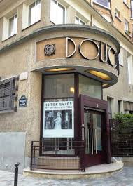 Des Signes Sur Les Murs Douches Des Marais Facade Boutique Entrechaux Cafe Francais