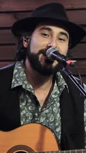 Bora curtir um acústico com Thomas Vitelli!? Direto de Floripa! 🎶