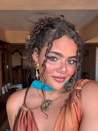 Hi! My name is Hannah and I'm looking for a room in the south west area as  I'm starting a postgrad law course from the middle of January. I am 24 and