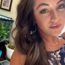 Amanda Applegate's Instagram, Twitter & Facebook