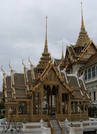 Có một điều là nhiều bạn ghé thăm chùa bửu long, thấy nó có cái bảo tháp màu vàng giống chùa ở thái lan nên mọi người hay gọi chung nó là chùa thái lan. 1001 Net Ä'áº·c TrÆ°ng Kiáº¿n Truc Chua Thai Lan Ä'áº¥t NÆ°á»›c Chua Vang