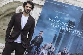 Iniziamo da qui la recensione di a tor bella monaca non piove mai, opera prima di marco bocci, tratta dal suo romanzo omonimo, in uscita il 28 novembre. A Tor Bella Monaca Non Piove Mai Dal 28 Novembre Al Cinema Skup Magazine