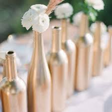 Leere Weinflaschen Mit Goldspay Bespruhen Und Als Vase Verwenden Tolle Idee Tischdekorationen Hochzeit Deko Tischdeko Hochzeit Und Dekorative Flaschen