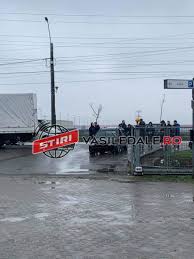 Maybe you would like to learn more about one of these? Galerie Foto Accident Pe Bd Unirii Implicat Un Camion De ScoalÄƒ De Soferi Stiri Din Maramures Vasile Dale
