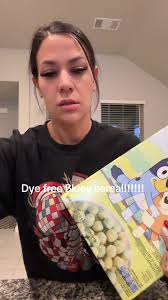 I don’t give my 2 year old artifical dyes! So happy I found this! #dyefree  #semicrunchymom #mamatok #toddlertok #fyp #cereal #bluey