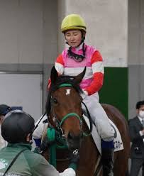 ソダシは真っ白で綺麗な馬です。 真っ白だからこそ、その馬体をより綺麗に見て欲しい…という想いから、 わざわざ真っ白面子に変えていたそうです。 確かに。 私達がソダシの光輝く姿を見るには 真っ白面子の方がより美しく見えますね。 æ¡œèŠ±è³ž ã‚½ãƒ€ã‚· ä¸–ç•Œåˆã®ç™½æ¯›é¦¬ã‚¯ãƒ©ã‚·ãƒƒã‚¯åˆ¶è¦‡ ãƒ¬ã‚³ãƒ¼ãƒ‰ã§æ±šã‚Œãªã5æˆ¦5å‹ ã‚¹ãƒãƒ‹ãƒ Sponichi Annex ã‚®ãƒ£ãƒ³ãƒ–ãƒ«