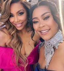 Fiona Gee's Instagram, Twitter & Facebook