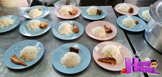 Terengganu juga ada banyak pulau seperti pulau perhentian, pulau kapas dan pulau redang. Nasi Dagang Warung Norazila Kuala Ibai Hans