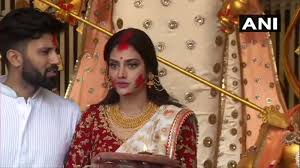 Nusrat jahan and husband nikhil jain hosted a grand wedding reception in kolkata which was attended by west bengal chief minister mamata banerjee and mp mimi chakraborty among others. Nusrat Jahan Latest News Tmc Mp Nusrat Jahan Ignores Trolls And Threats Participates In Sindur Khela With Husband Nikhil Jain Pics India News