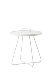 table d appoint cane line on the move o 52 cm aluminium blanc table de chevet table d appoint plateau de table