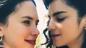 Delfina Chaves y Malena Sánchez, jugaron a darse un beso en el detrás de  escena de ATAV