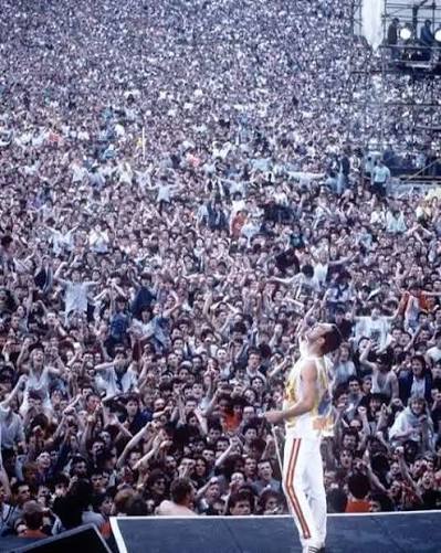 In 1986, Queen's Magic Tour arrived in Budapest for a rare stadium concert  behind the Iron Curtain—and Freddie Mercury prepared a remarkable surprise.  From the rooftop of the Hotel Duna Intercontinental, he