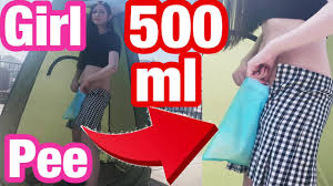Venku honění & japonská dívka je moč stojící s 500ml přenosný záchod, moč,  amatér, štíhlý
