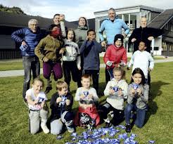 Selskapet ble stiftet i 1996 og er registrert som avd under bransjen ordinær grunnskoleundervisning. Nyheter Vaga Kombinerer Fysisk Aktivitet Og Laering Ute I Skulegarden Vi Laerer A Stave Ord Ute Pa Fotballbana