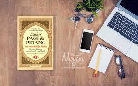 Alhamdulillah, selanjutnya sholawat dan salam semoga senantiasa dilimpahkan kepada nabi muhammad صلى الله عليه وسلم, keluarga, dan sahabatnya. Download Buku Dzikir Pagi Dan Petang Pdf Berbagai Buku
