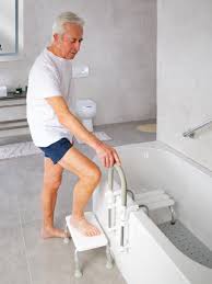 Badewannen mit tür, sitzbadewannen oder die bestehende badewanne oder dusche mit geeigneten einstiegshilfen auszustatten ermöglicht für senioren und personen mit mobilitätseinschränkungen die selbstständige nutzung ihres badezimmers. Badewannen Einstiegshilfe Sam Weiss Badshop24