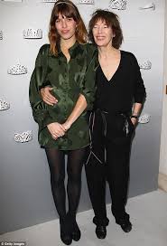 Tre figlie, la fotografa kate berry (scomparsa nel 2013), l'attrice e cantautrice. Jane Birkin S Daughter Lou Doillon Opens Up About Her Childhood Daily Mail Online
