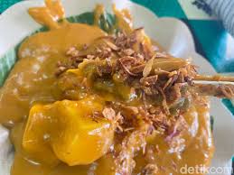Sate padang termasuk salah satu makanan yang menjadi favorit banyak orang. Takana Juo Sate Padang Pariaman Yang Eksis Lezatnya Sejak 1979