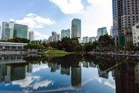 Setelah menempuh penerbangan kurang lebih 2 jam, jam 23:30 waktu kuala lumpur, saya pun menapakkan kaki pertama kali di bandara baru klia2. Klcc Kuala Lumpur City Centre The 100 Acre Site Hosts The Tallest Twin Buildings Shopping Mall Office Buildings And More Klia2 Info