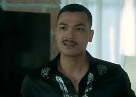 Con không chịu theo ai ngoài mẹ, ông bố liền mặc váy cosplay y sì vợ