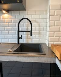 Auf den fußboden wird eine wasserfeste beschichtete schalplatte gelegt, die mindestens 20 cm länger. Arbeitsplatten Aus Beton Diy Anleitung Mit Betonrezept Bigmeatlove