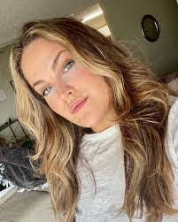 Holly Molnar's Instagram, Twitter & Facebook