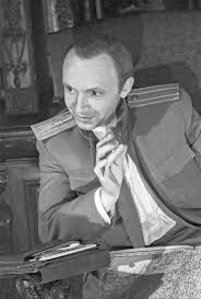 В возрасте 82 лет скончался известный советский актер андрей мягков, сыгравший главные роли в культовых картинах эльдара рязанова служебный роман и жестокий романс. G X4yvx Lm0jrm