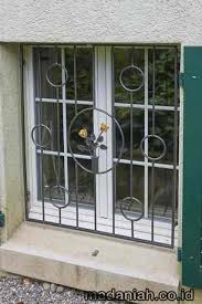 Standarnya materialnya yang digunakan untuk model teralis ini memang menggunakan besi nako, beton dan besi siku sehingga harga teralis pun relatif murah. Harga Teralis Jendela Motif Tanaman Kota Yogyakarta Madaniah