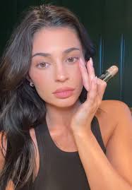 Kaily Jenner Maquillandose