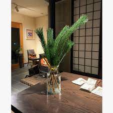 yoriko y k on instagram 今日お友達が持って来てくれた お正月用の松 おめでたい水引き付き 松を観ながら 年賀状を書いていると まだ来ていないクリスマスを 通り越して お正月ムード 笑笑 けど お正月を迎える前に まだまだやる事 たくさんです