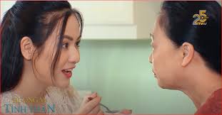 Trong trích đoạn giới thiệu tập 2 hương vị tình thân phần 2, thiên nga (việt hoa) thể hiện là người phụ nữ đảm đang khi đến nhà nấu canh, còn đút và vì thiên nga cho cụ dần ăn bát canh ngon quá nên cụ dần nhớ quê và gọi nhầm tên cô. Idts6tshmqgaem
