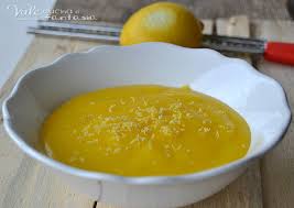 Anche questa crema al limone è vegana, ovvero si prepara senza uova e senza lattosio, usando latte vegetale, in particolare ho usato quello di 2 limoni maturi bio non trattati: Crema Al Limone Senza Latte E Senza Burro