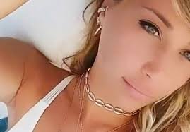 Il gossip ha acceso da tempo i riflettori sulla bella 28 enne napoletana, un tempo fan del cantante neo melodico, ora. Gigi D Alessio Si Consola Con La Bellissima Denise La Tatangelo E Il Passato