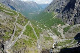 Bispen, kongen og dronningen sett fra tverrdalsfoss. Trollstigen 858 M