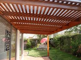 Convertimos las terrazas exteriores y los jardines acuáticos en espacios exteriores únicos, bellos y confortables. Pergolas Techadas Terrazas Pequenas Rusticas Novocom Top