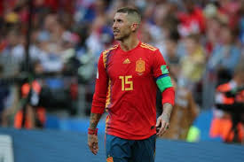 Diese verpflichtung stellte die tage des spanischen nationalspielers auf den kopf. Real Madrid Scheisse Wie Alt Ist Er Sergio Ramos Macht Eindruck Auf Rafael Van Der Vaart
