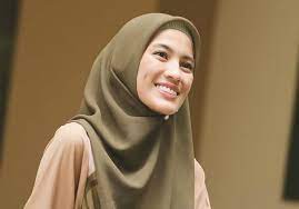 Agar tidak terlalu polos, anda bisa menambahkan bunga kecil seperti bros di bagian dada kiri anda atau mengenakan busana muslimah yang bermotif. Tutorial Hijab Simpel Menutup Dada Ala Alyssa Soebandono Hijab Dream Co Id