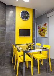 Idéal pour la réception d'invités, les réunions familiales ou les soirées entre amis, le salon et la salle à manger sont les meilleurs endroits pour se réunir et partager des moments conviviaux. 25 Salles A Manger Et Espaces Gris Et Jaunes Froids Decor Alert Decoration Idees Inspiration Maison