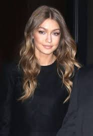 Pinterest Deborahpraha Gigi Hadid Walking Around New York City Beautiful Hair Style With Balayage And Curls Gigi Dark Blonde Hair Hair Styles Hair Beauty